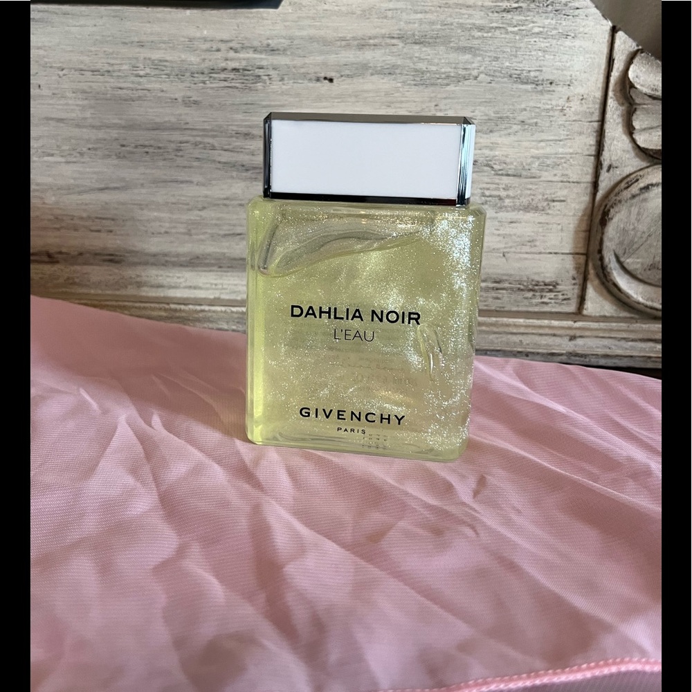 Dahlia Noir body shimmer moisturizer